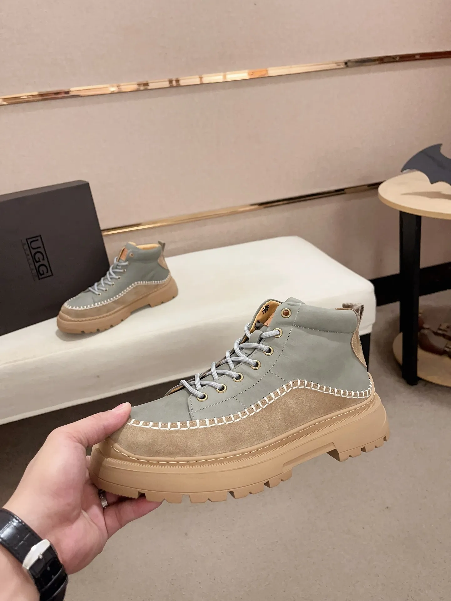 Factory price: 760💰North American men's shoes Ugg ☃️In the special sale of new high-quality men's shoes snow boots in autumn and winter, the nemesis of extreme cold weather! Made of cowhide leather, merino wool lining, and original outsole, whether driving, outdoor or daily wear, there is always one that suits you! Code number 39-44